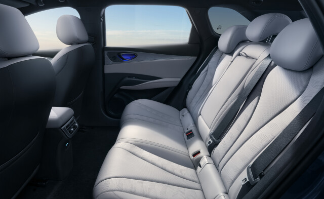 03EAL 6-DM-i_LHD_Interior_Black&Grey_download_JPG_5000PX_RGB.jpg